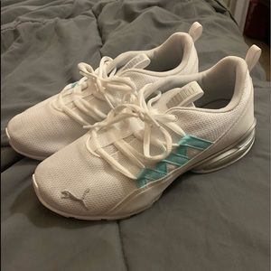 Womens puma shoes. LIKE NEW!